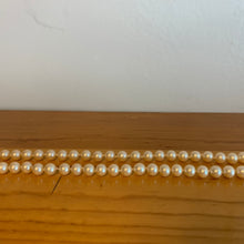 Load image into Gallery viewer, Vintage Marvella Peach Faux Pearl Double Knot Heavyweight Necklace 20&quot;
