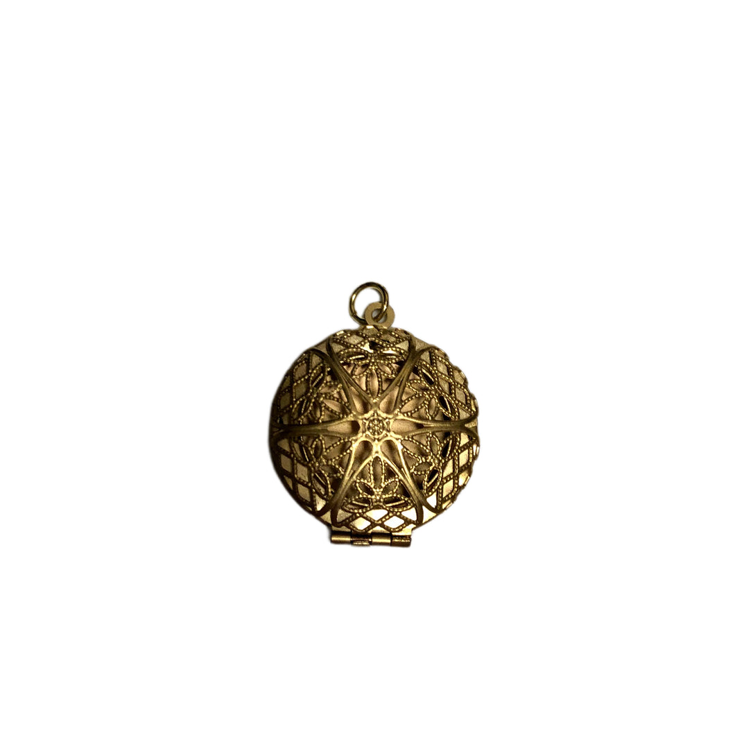 Vintage Jewelry Round Circular Brass Tone Openwork Star Necklace Pendant