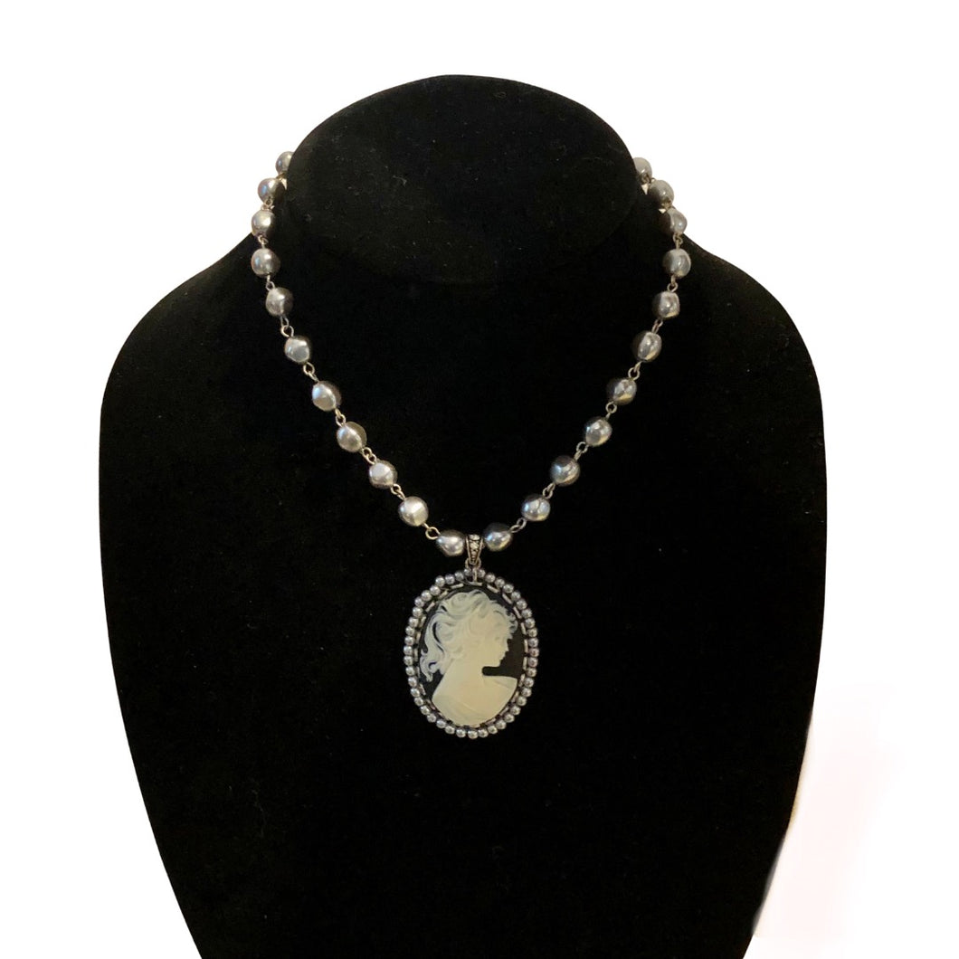 Vintage Jewelry Black and White Cameo Silver Tone Metal Beaded Pendant Necklace